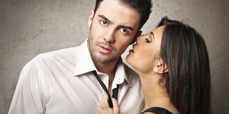 एक लड़की एक पुरुष को आकर्षित करती है जो शक्ति बढ़ाता है